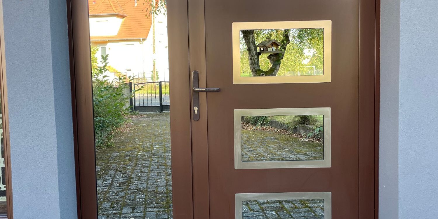 Pose de portes d’entr&eacute;e et portes de garage pr&egrave;s de Benfeld et Strasbourg Illkirch-Graffenstaden