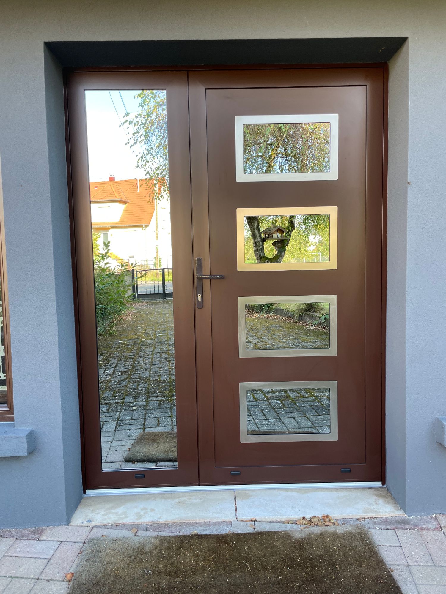 Pose de portes d’entr&eacute;e et portes de garage pr&egrave;s de Benfeld et Strasbourg Illkirch-Graffenstaden